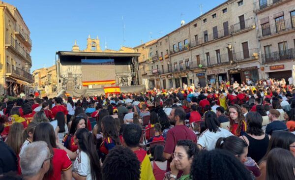 Multitud de personas celebrando en la plaza durante el Mundial de Fútbol