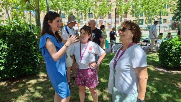 Vecinos disfrutando de las fiestas del barrio de Capuchinos con apoyo del Ayuntamiento de Salamanca.