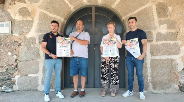 Cuatro personas sosteniendo carteles de las fiestas en Palacios de Salvatierra