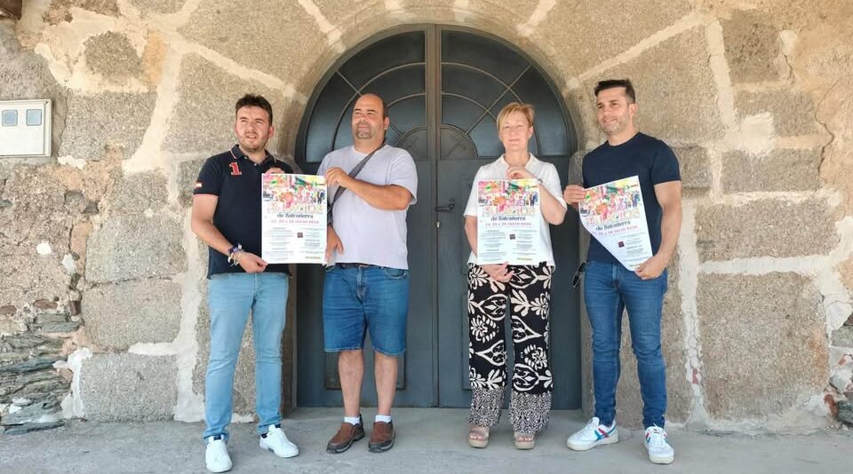 Cuatro personas sosteniendo carteles de las fiestas en Palacios de Salvatierra