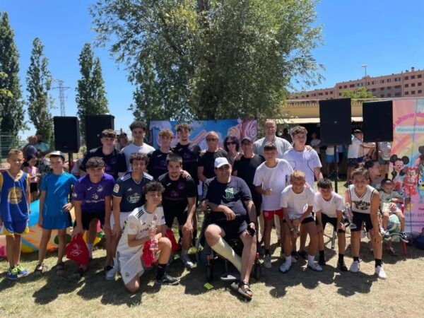Grupo de personas en las fiestas populares del barrio Los Alcaldes