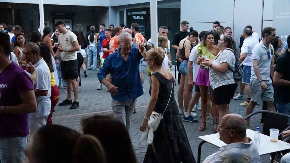 Personas disfrutando en las Fiestas de Santa Marta con ambiente festivo