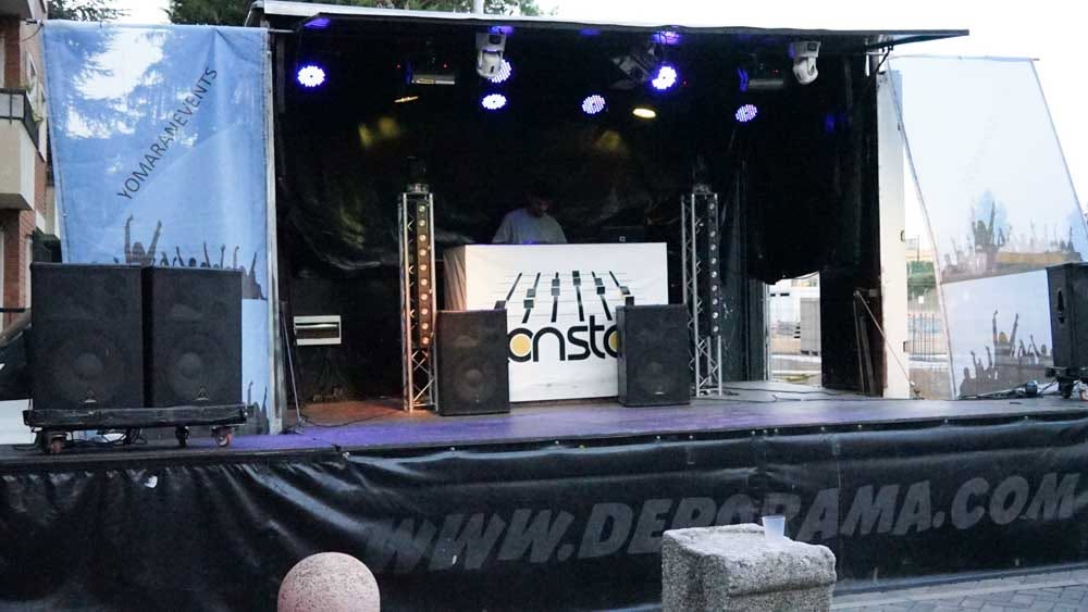 Escenario con luces y altavoces en las Fiestas de Santa Marta