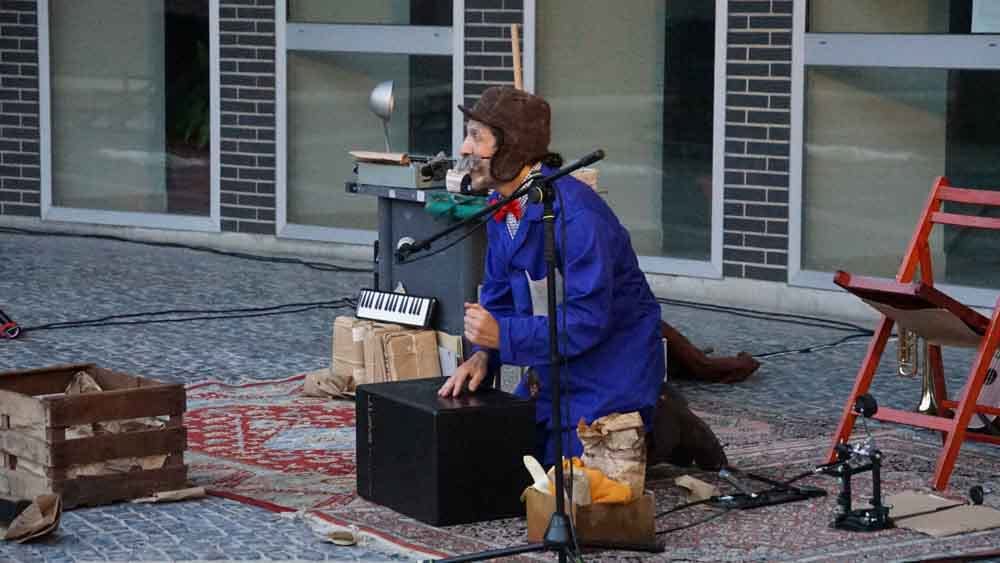 Artista de teatro actuando en las Fiestas de Santa Marta