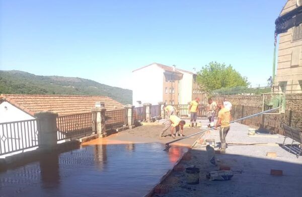 Trabajadores realizando impermeabilización en el Mirador del Duque en Béjar