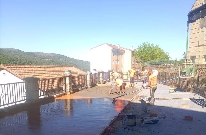 Trabajadores realizando impermeabilización en el Mirador del Duque en Béjar