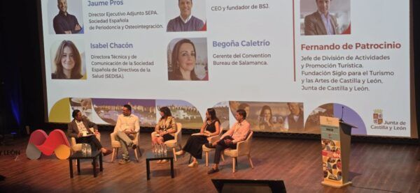 Panel de expertos discutiendo sobre turismo de congresos en Salamanca