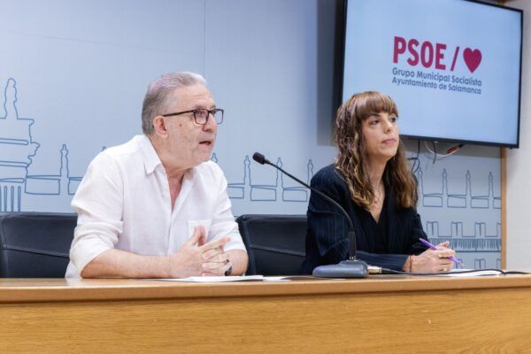 Fidel Francés y María Sánchez en una rueda de prensa del PSOE en Salamanca