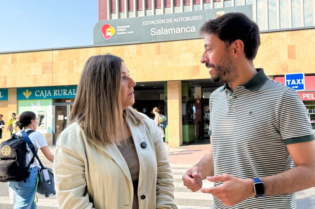 Fran Díaz y Noelia Merino conversando en la estación de autobuses de Salamanca