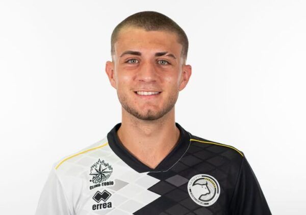 Jugador de fútbol de la cantera en uniforme del equipo