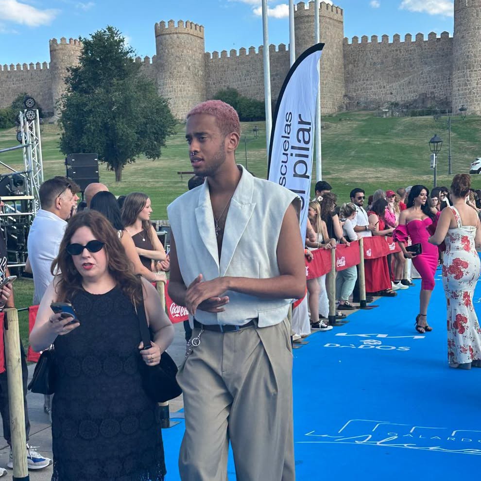 Personas en la alfombra azul de los Galardones Alcazaba en Ávila