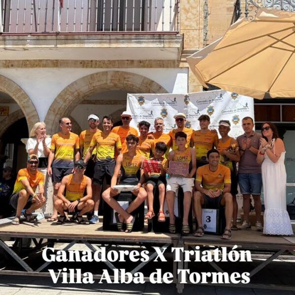 Grupo de ganadores del X Triatlón Villa Alba de Tormes en el podio