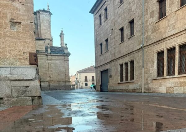 Plaza de Herrasti con edificios históricos y pavimento mojado