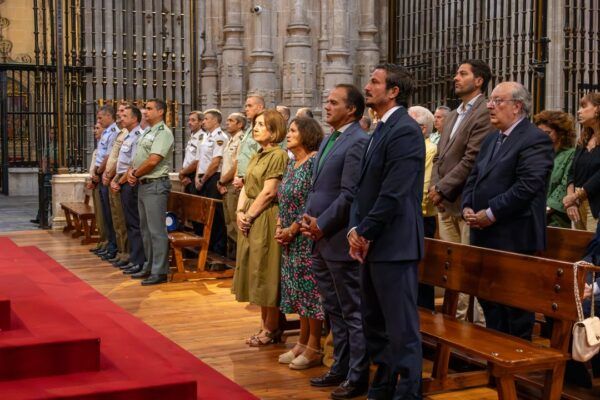 Asistentes a una eucaristía en la Catedral de Salamanca en homenaje a víctimas del terrorismo