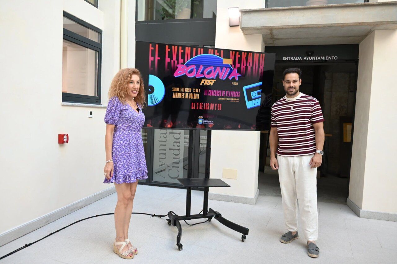 Presentación del III Bolonia Fest en Ciudad Rodrigo con dos personas y un cartel