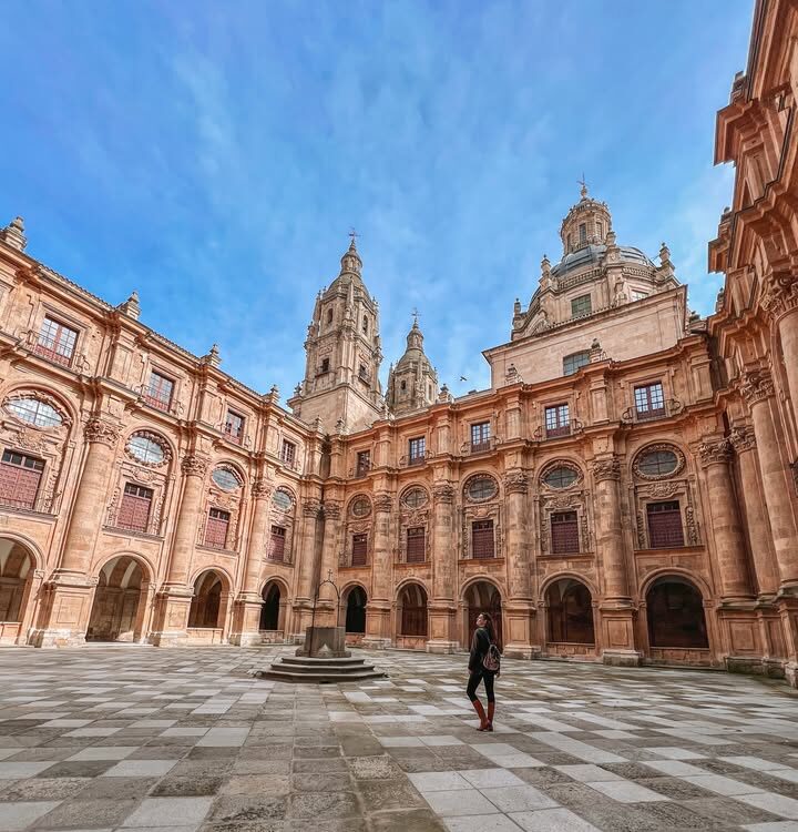 Vista del patio de un edificio histórico en Salamanca con cielo azul