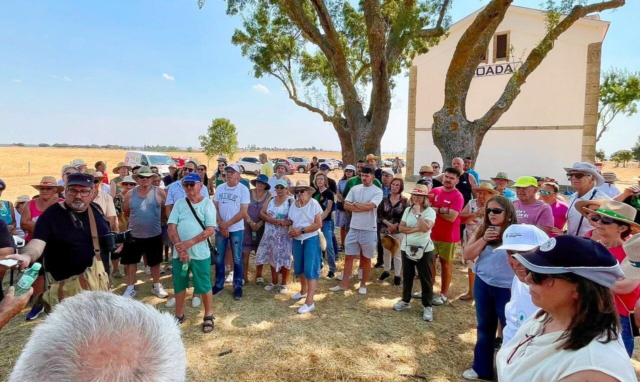 Inauguración de la nueva estación de tren en Boada con una multitud de asistentes.
