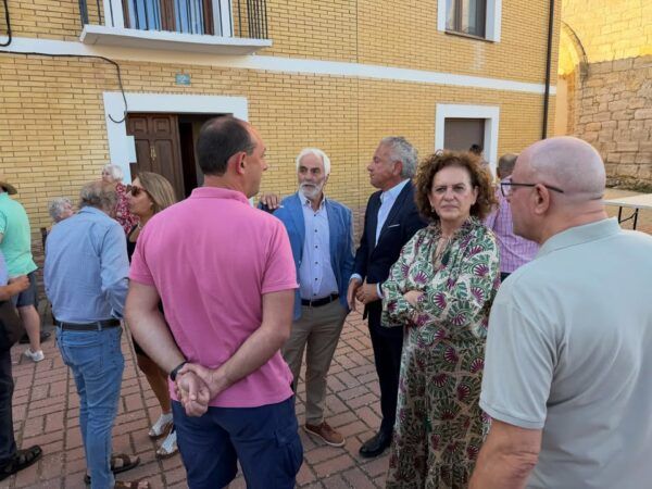 Asistentes conversando en la inauguración de fiestas en Ribas de Campos
