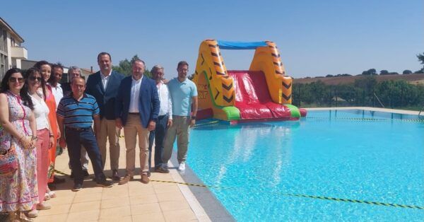 Inauguración de nuevas piscinas en Aldehuela de la Bóveda con autoridades locales