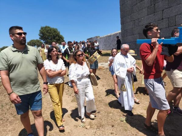 Grupo de personas participando en las fiestas de Berrocal de Salvatierra