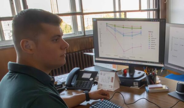Investigador de la USAL trabajando en sostenibilidad ganadera en su oficina