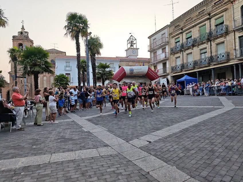 Corredores iniciando la IX Carrera Nocturna en Alba de Tormes