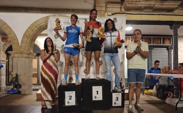 Ganadoras de la IX Carrera Nocturna en Alba de Tormes en el podio