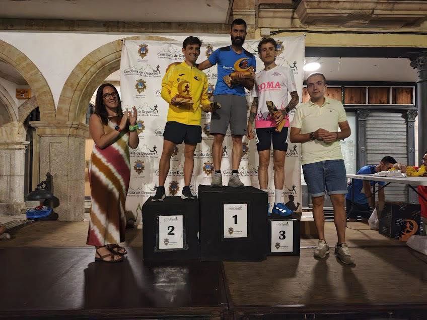 Ganadores de la IX Carrera Nocturna Villa de Alba de Tormes en el podio