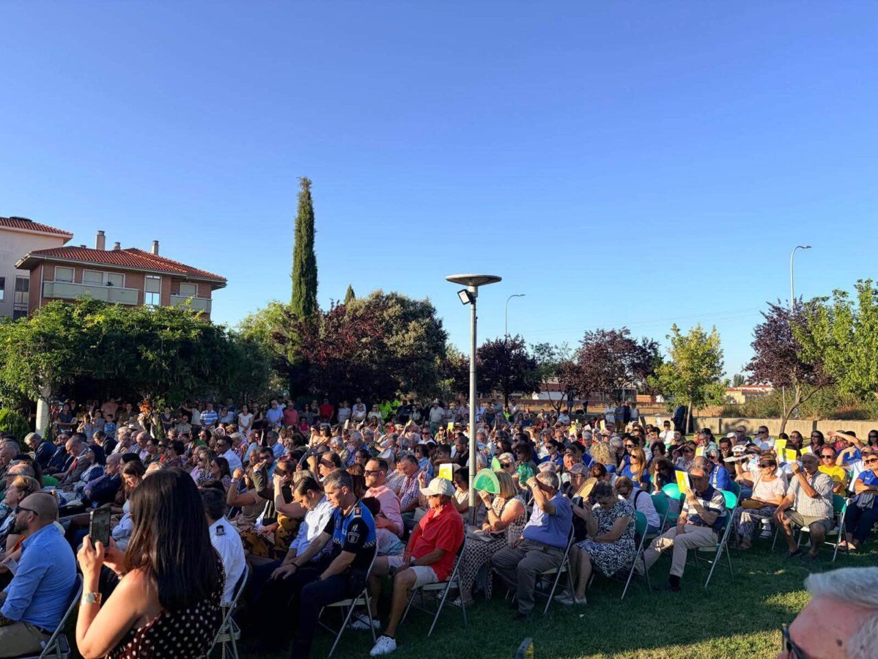 Multitud de personas reunidas en un evento al aire libre en Santa Marta