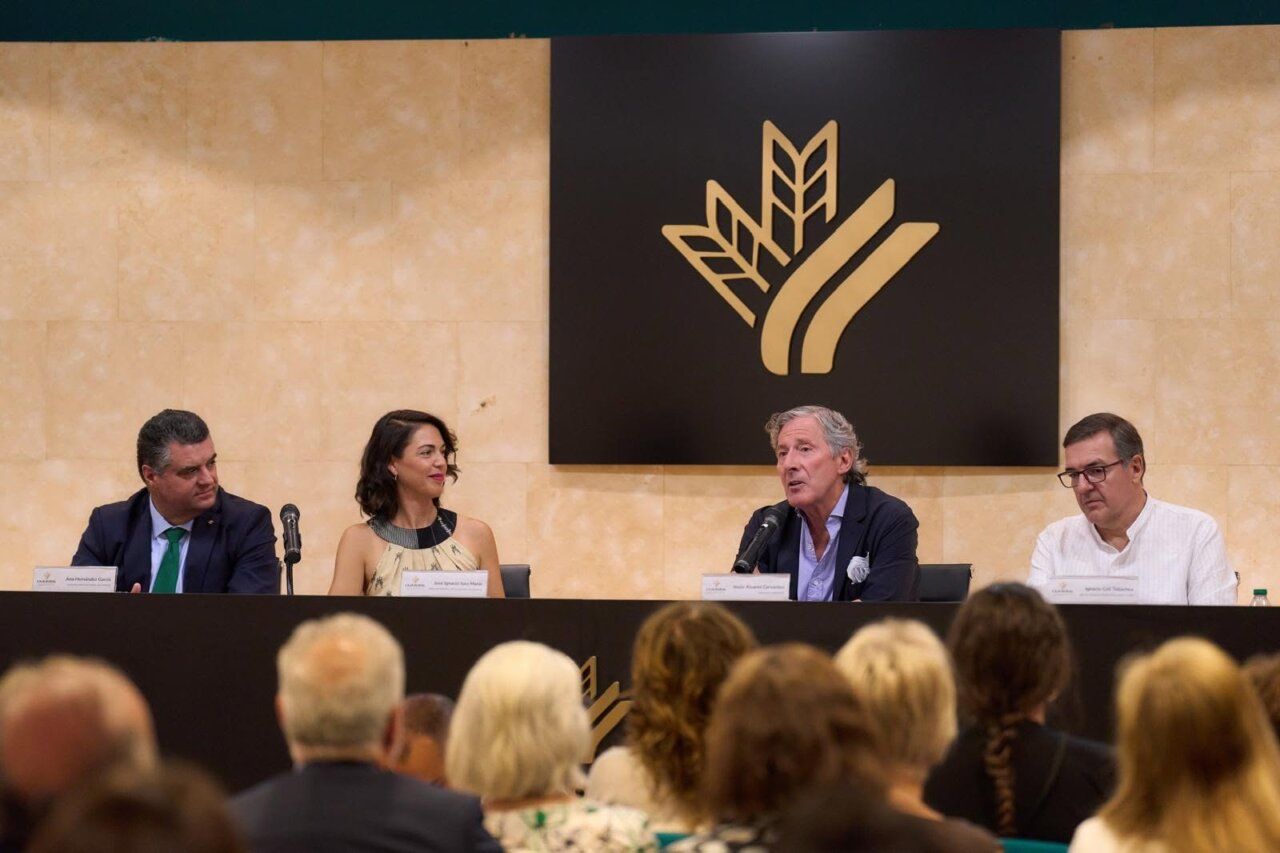 Jesús Álvarez presenta su libro en conferencia en Caja Rural de Salamanca