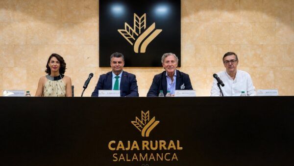 Jesús Álvarez presenta su libro en conferencia en Salamanca.