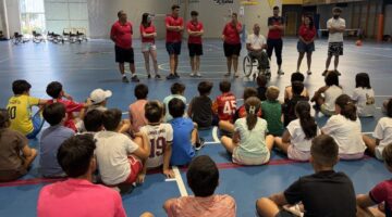 Niños y jóvenes disfrutan de una jornada de deporte adaptado