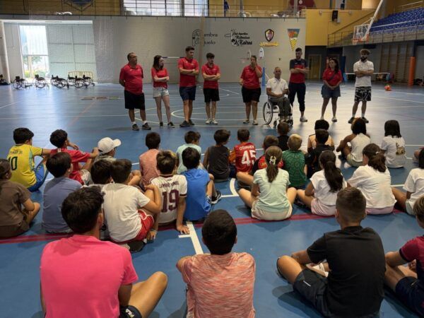 Niños y jóvenes participan en jornada de deporte adaptado con Aviva en Guijuelo