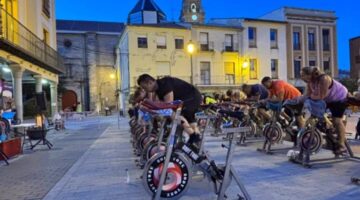 Más de medio centenar de personas participan en una jornada solidaria de spinning nocturno en Peñaranda