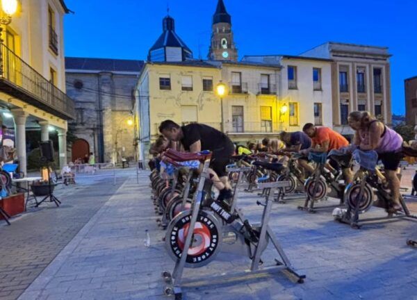 Participantes en una jornada de spinning nocturno en la Plaza de la Constitución