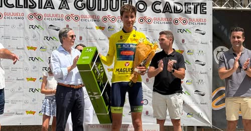 José Gomes sosteniendo trofeo tras ganar la VI Vuelta a Guijuelo Cadete