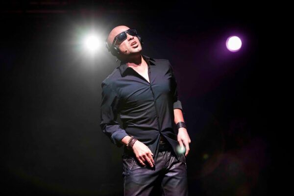 Julián Fontalvo actuando en el escenario del Teatro Liceo.