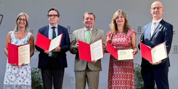 Representantes de universidades y Junta de Castilla y León firmando acuerdo de becas