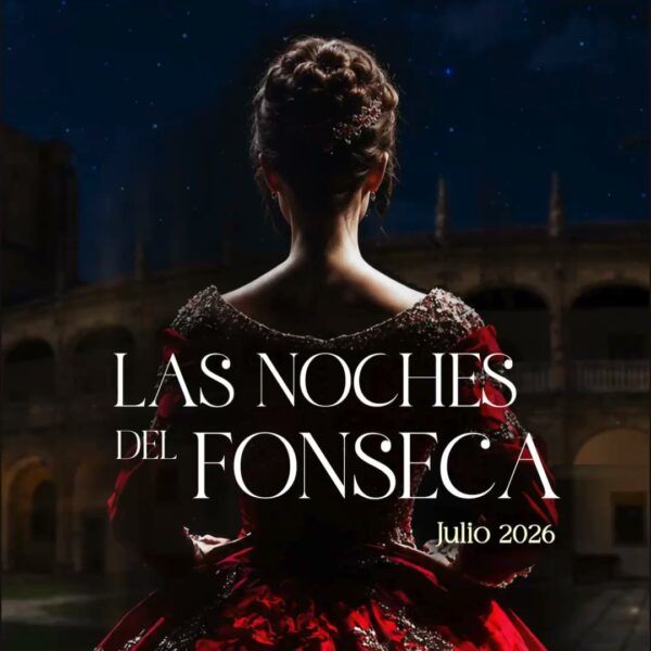 Mujer de espaldas con vestido rojo en el patio del Fonseca