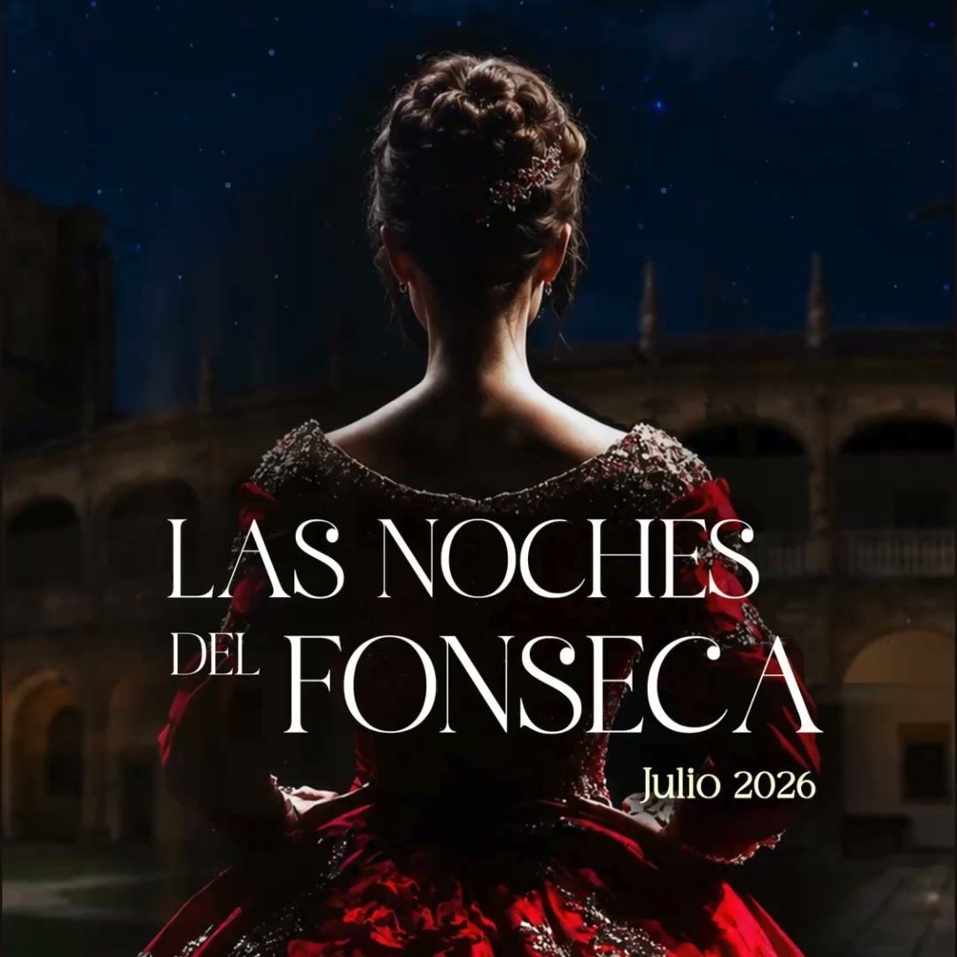 Mujer de espaldas con vestido rojo en el patio del Fonseca