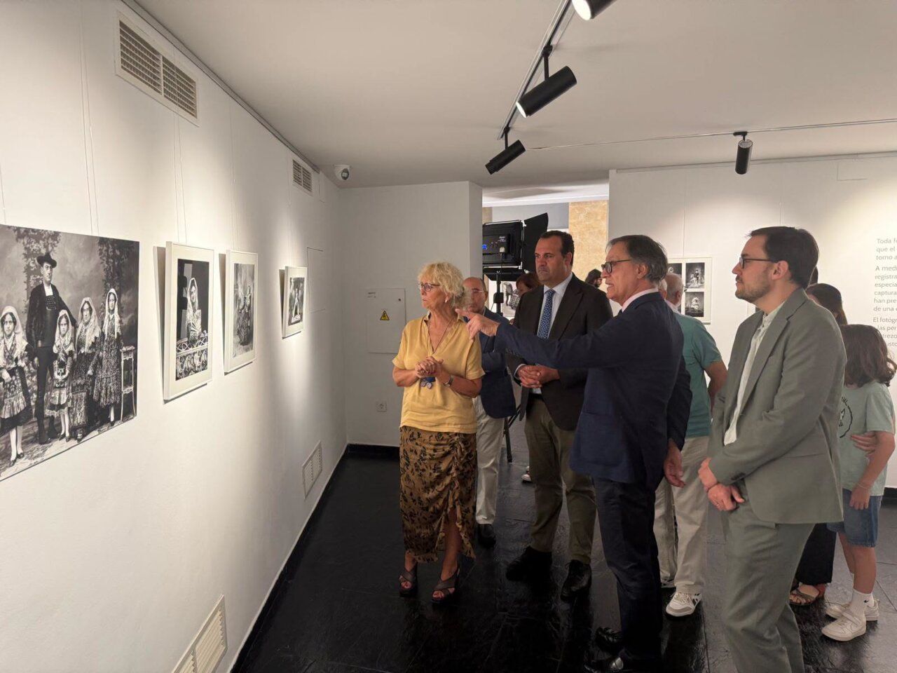 Visita a la exposición en la Torre de los Anaya con fotografías históricas