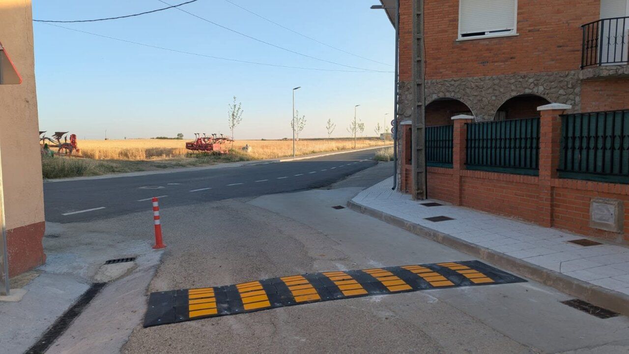 Badenes instalados en el Camino del Cementerio en La Vellés