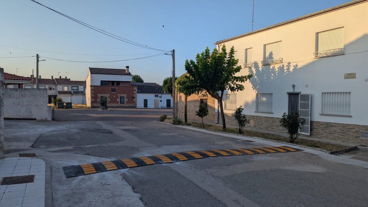 Badenes instalados en el Camino del Cementerio en La Vellés