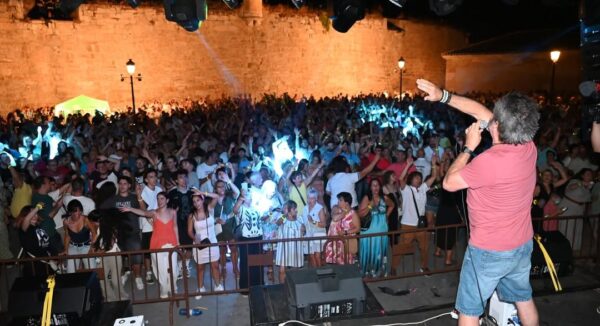 Concierto en Ciudad Rodrigo con gran afluencia de público disfrutando del evento.