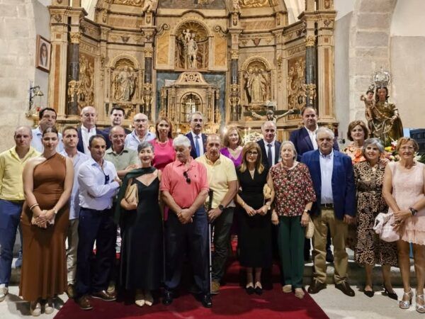 Grupo de personas en la misa de fiestas en Mancera de Abajo