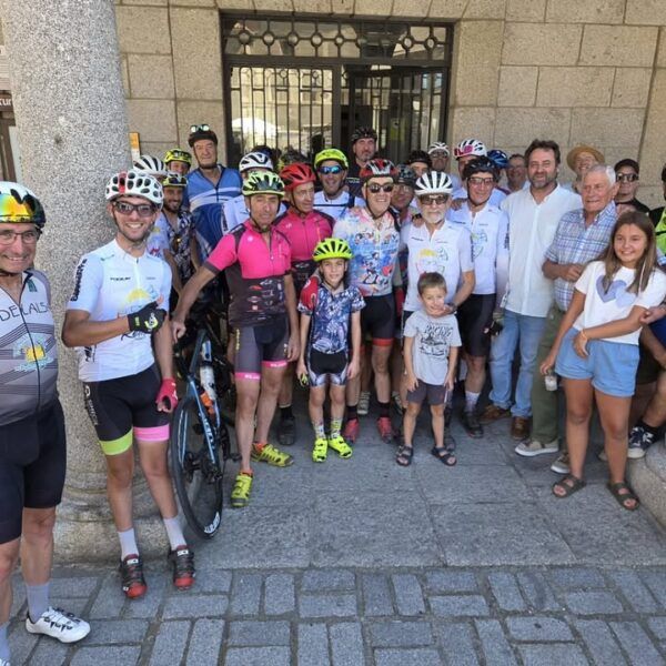 Grupo de ciclistas celebrando la llegada de Mario Martín en Béjar