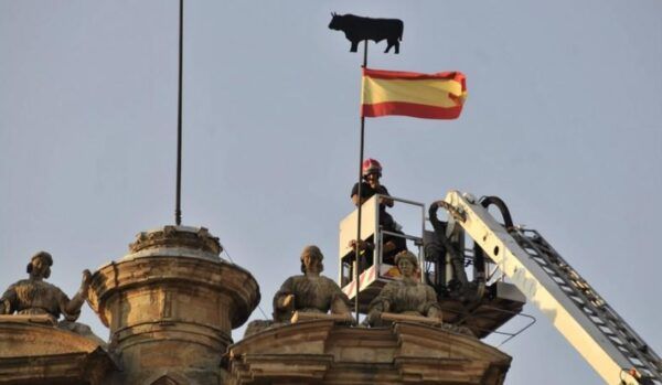 Colocación de La Mariseca en la espadaña del Ayuntamiento de Salamanca