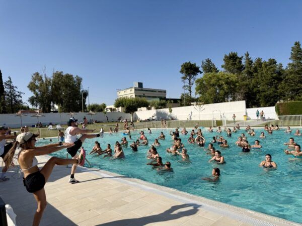 Participantes en una masterclass de aquagym en piscina municipal