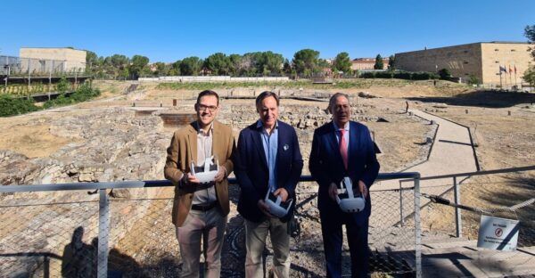 Tres personas sosteniendo dispositivos en el Parque Arqueológico del Botánico