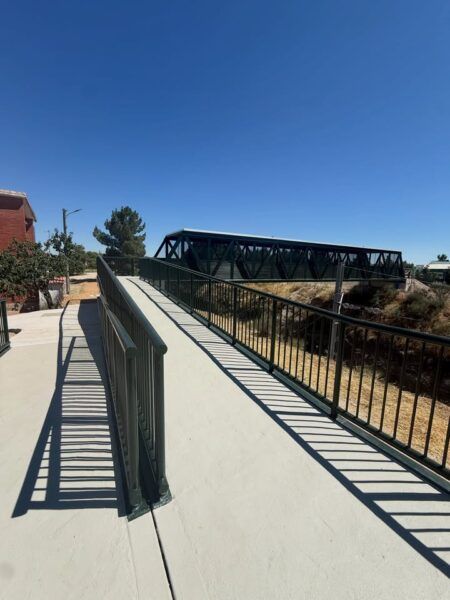 Pasarela peatonal mejorada en Fuentes de Oñoro con barandillas y acceso seguro.